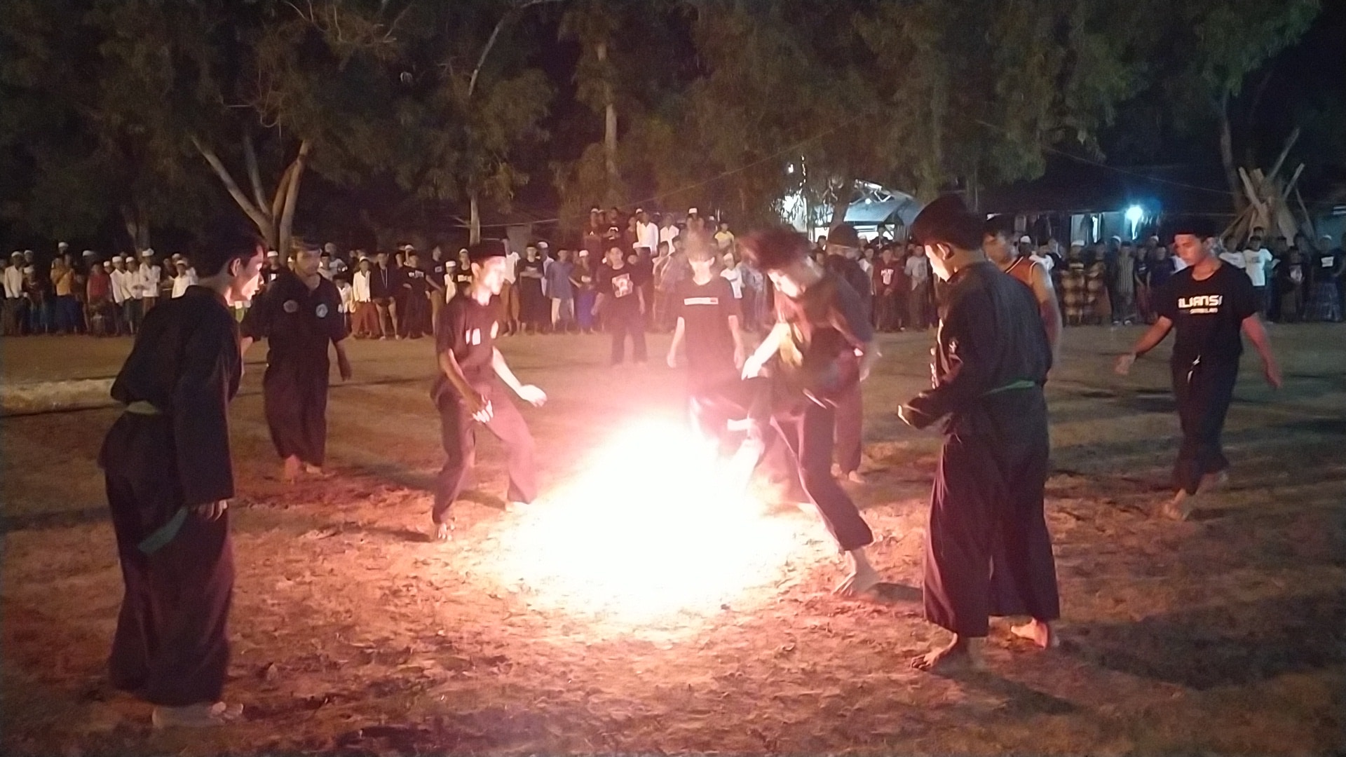 Sepak Bola Api Meriahkan Peringatan Hari Santri Nasional di Sampang