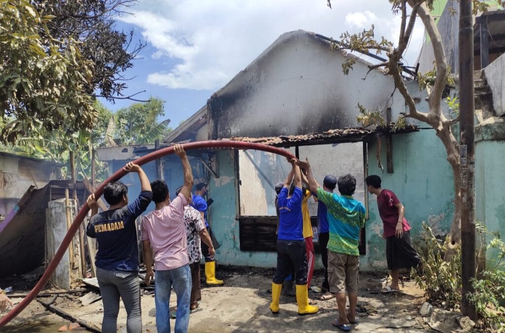 Akibat Putung Rokok, Sebuah Rumah di Sampang Hangus Terbakar