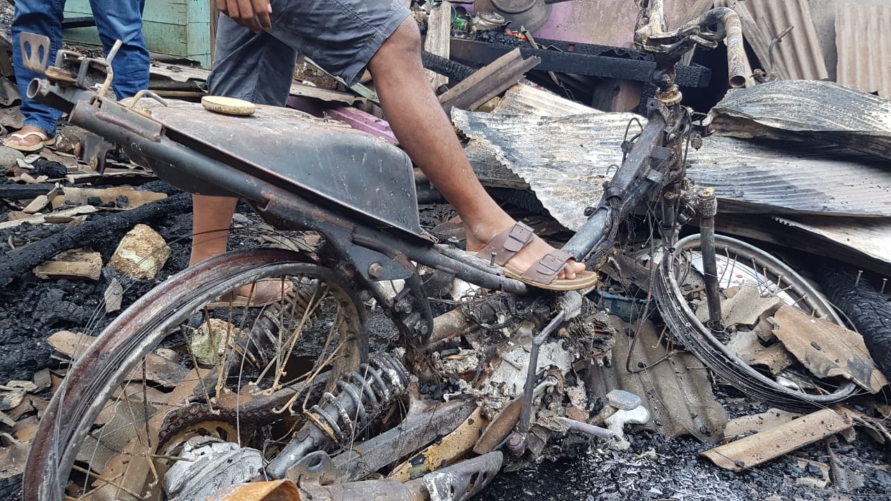 Akibat Puntung Rokok, Sebuah Rumah di Sampang Hangus Terbakar