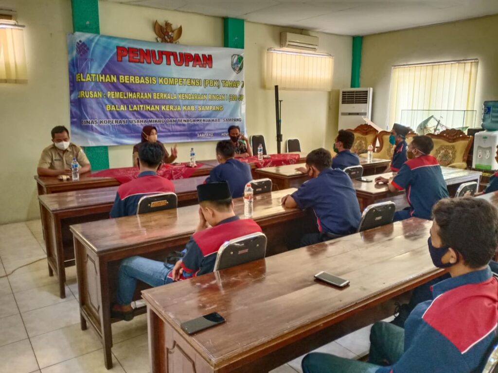 Diskumnaker Sampang Tutup Pelatihan Berbasis Kompetensi Tahap 1 Pemeliharaan Kendaraan Ringan