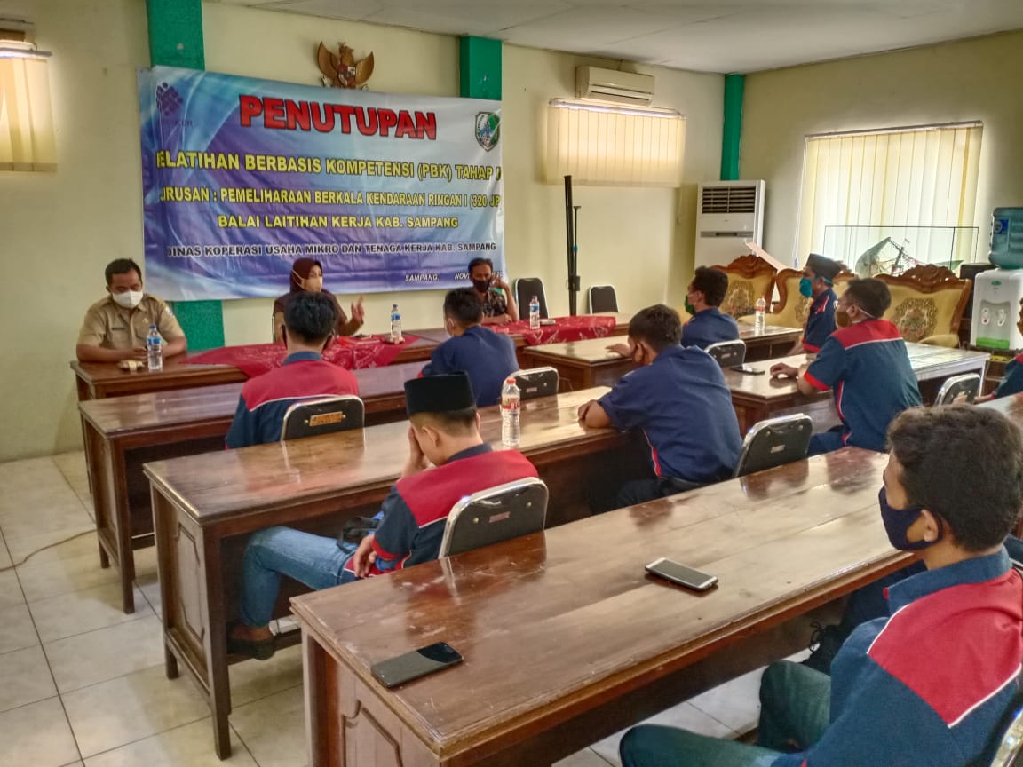 Diskumnaker Sampang Tutup Pelatihan Berbasis Kompetensi Tahap 1 Pemeliharaan Kendaraan Ringan