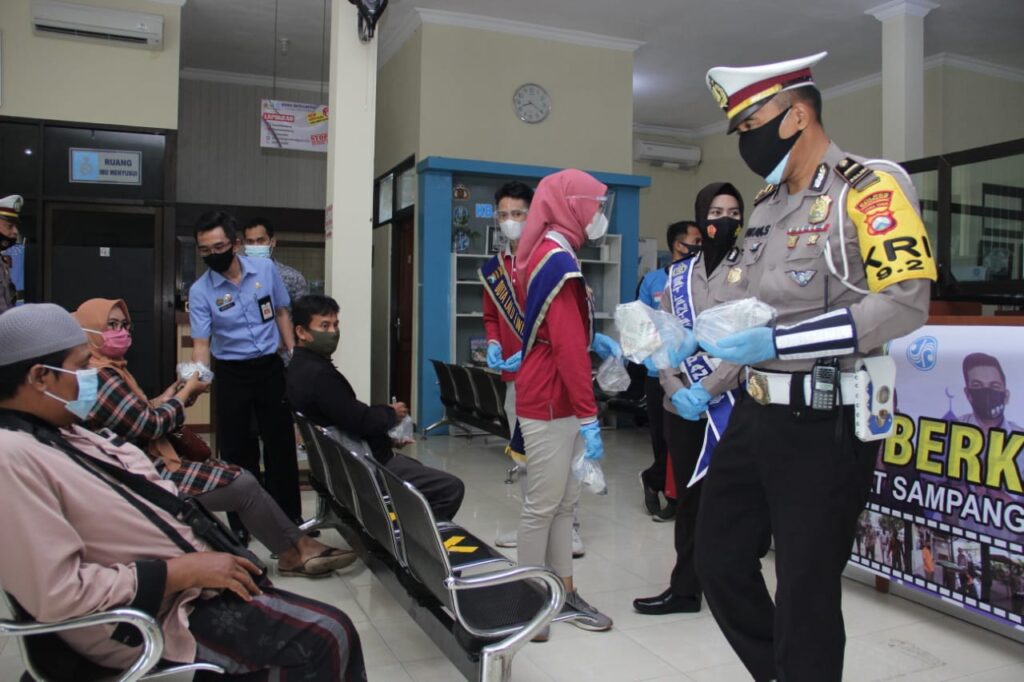 Satlantas Polres Sampang Gelar Aksi Sosial Bertajuk Jum'at Berkah