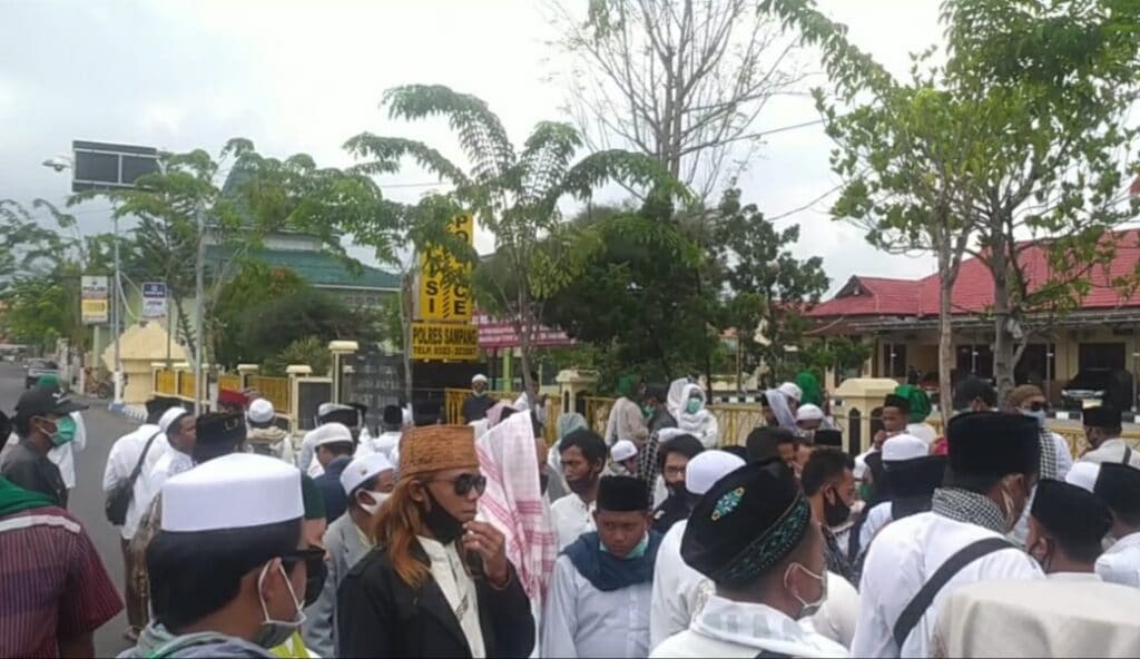 Bela Habib Rizieq Shihab, Simpatisan FPI Sambai Mapolres Sampang
