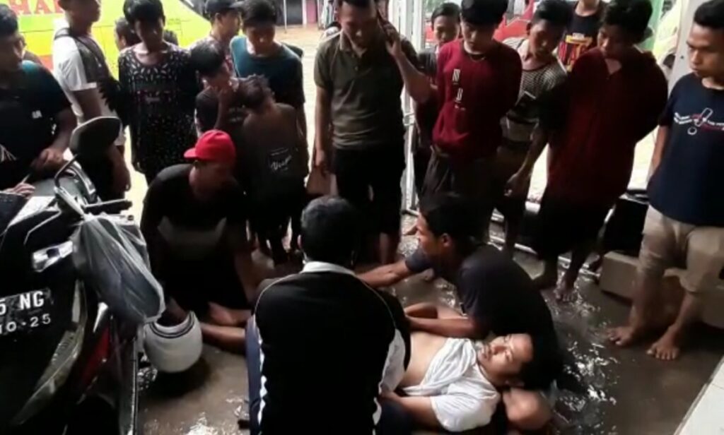 Pengemudi Mobil Pingsan Kejutkan Warga Blega Saat Banjir