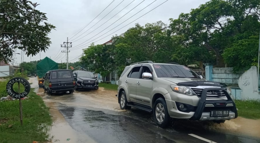 Kembali Banjir, Arus Lalulintas Jalan Raya Kamuning Tersendat