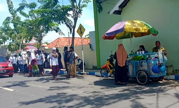 Pedagang Kaki Lima Untung Dua Kali Lipat Berkat Demo – Sampang