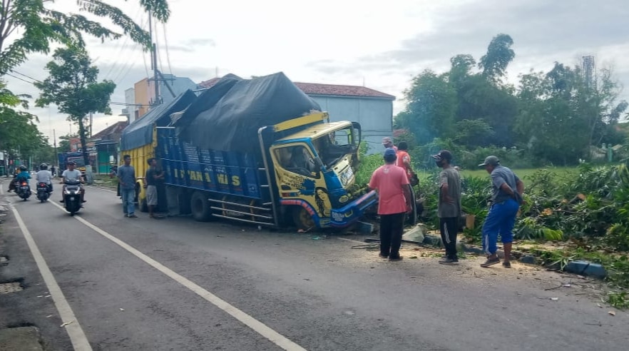 Supir Mengantuk, Truk Bermuatan Sembako Sruduk Pohon