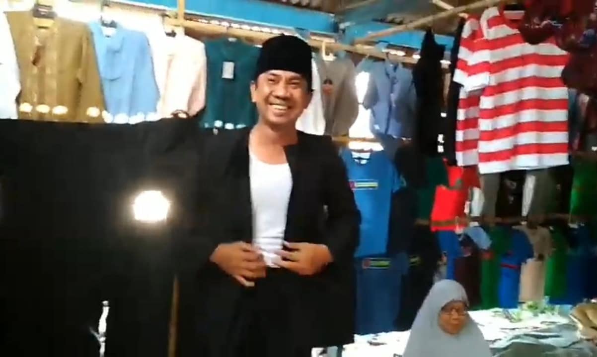 Sambut Harjad Sampang, Omset Penjualan Pakaian Adat Madura Meningkat Drastis