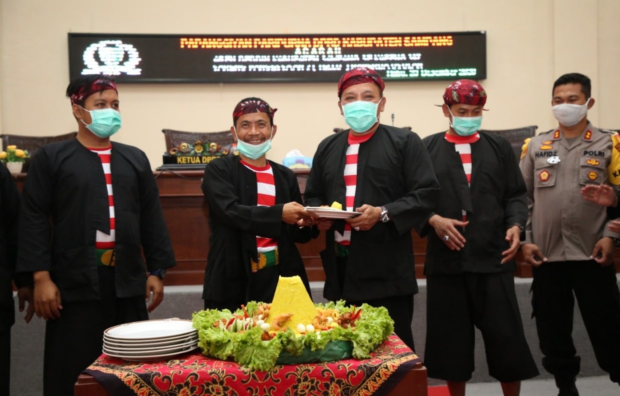Bertepatan Harjad Sampang, DPRD Sampaikan Tiga Raperda Dengan Apar Besan