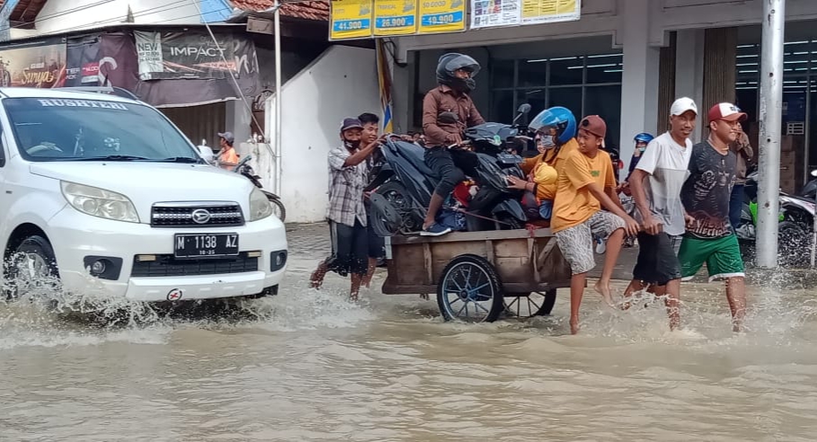 Ojek Gerobak Usaha Dadakan Warga Blega Saat Banjir