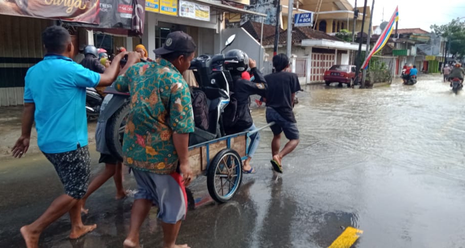 Ojek Gerobok Usaha Dadakan Warga Blega Saat Banjir