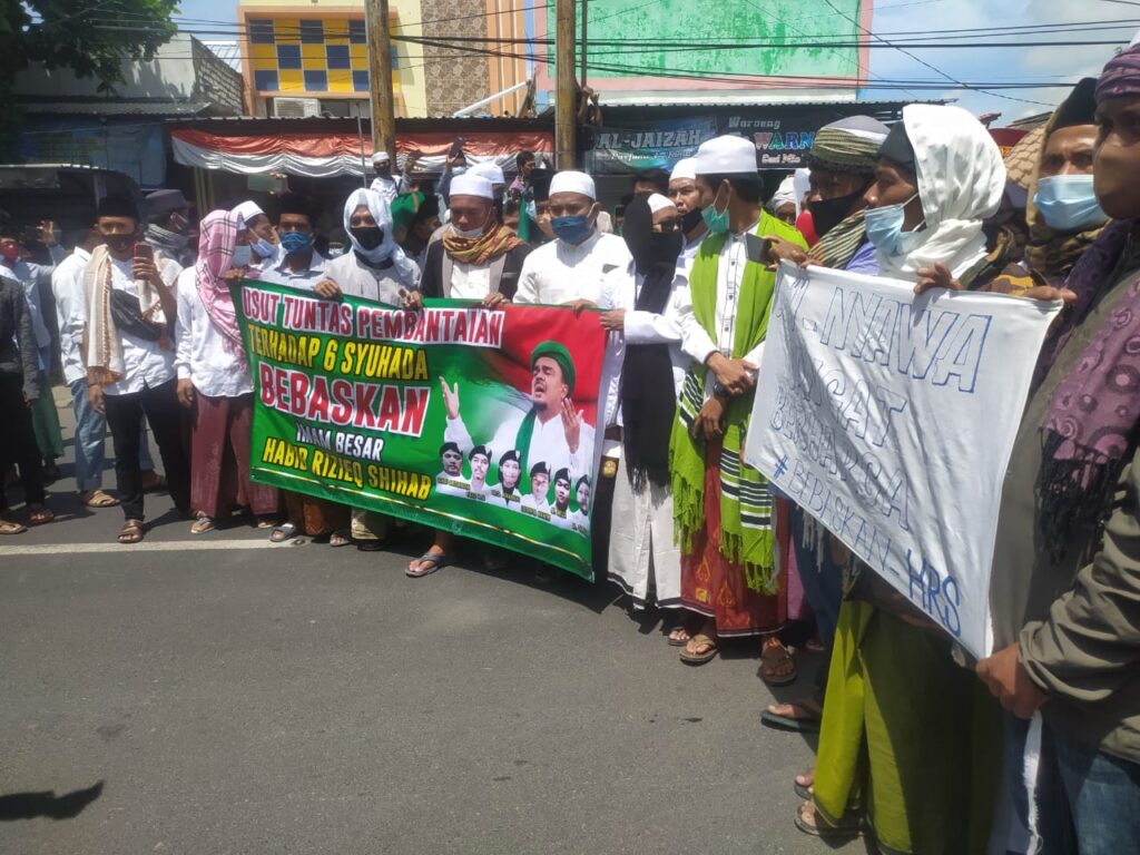 Tuntut Keadilan, Ratusan Massa Pendukung FPI Datangi Mapolres Sampang