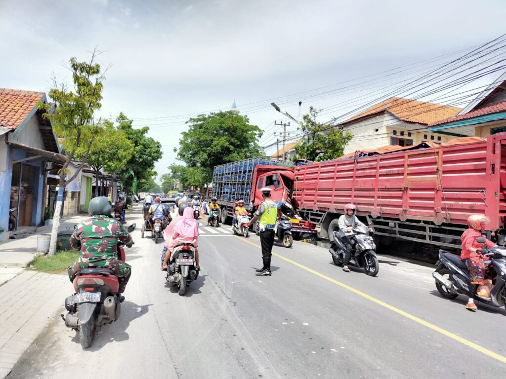 Supir Mengantuk, Truk Fuso Tabrak Truk Tronton di Sampang