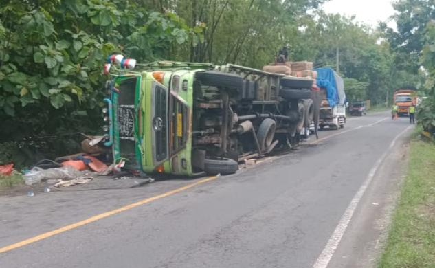 AS Roda Patah, Truk Bermuatan Tembakau Terguling di Blega Bangkalan
