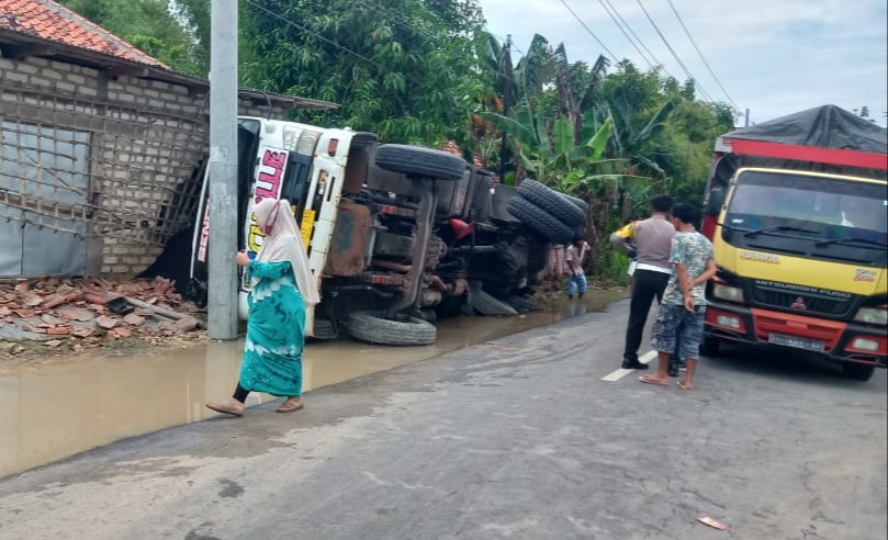 Truk Terguling Timpa Rumah Warga, Akses Jalan Sampang Ketapang Terganggu