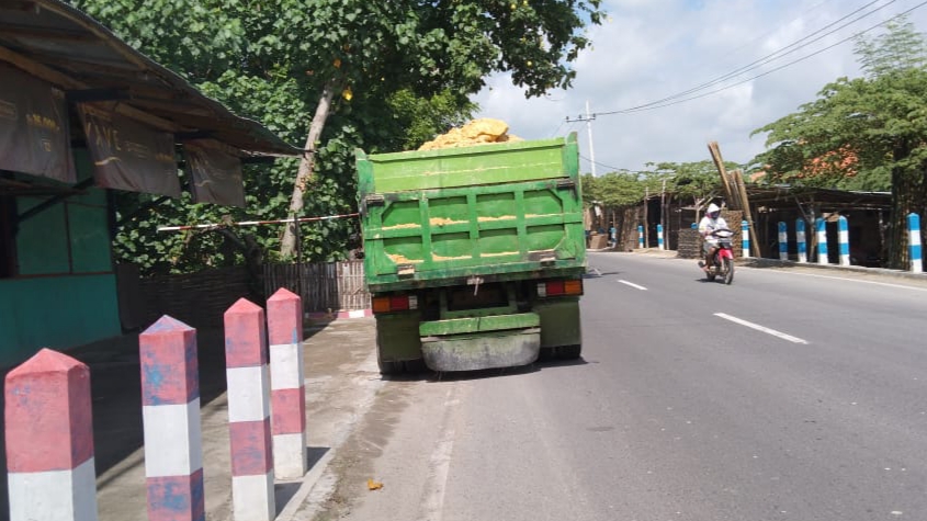 Masyarakat Sampang Keluhkan Truk Pengangkut Sirtu Tanpa Tutup Terpal