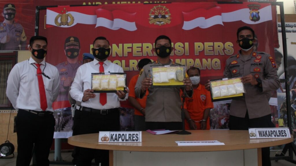 Sempat Melarikan Diri, Pengedar 1 Kg Lebih Sabu Berhasil Diamankan Polsek Sokobanah