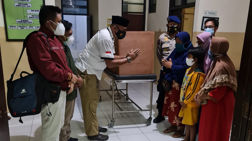 Jenazah Korban Tenggelam Kapal TB. Mitra Jaya XIX Diserahkan Ke Pihak Keluarga