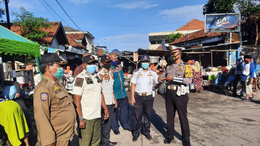 Satpol PP Sampang Lakukan Sosialisasi Penertiban PKL Sekitar Pasar Srimangunan