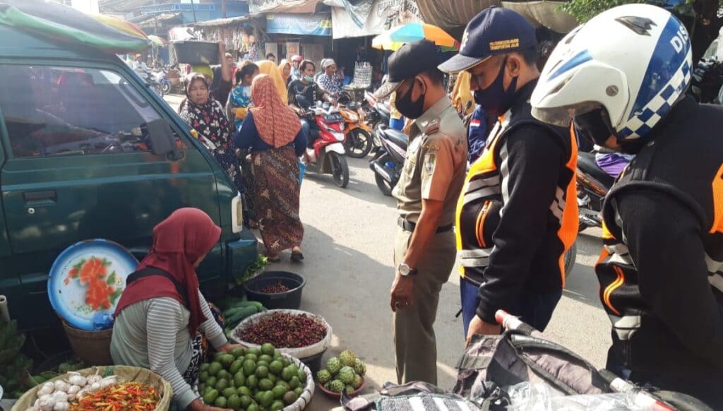 Untuk Mengurai Kemacetan, Satpol PP Sampang Giat Tertibkan PKL Nakal