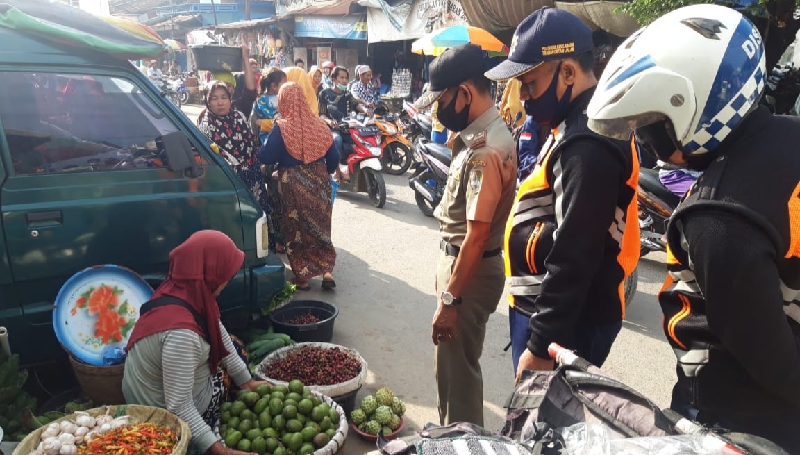 Untuk Mengurai Kemacetan, Satpol PP Sampang Giat Tertibkan PKL Nakal