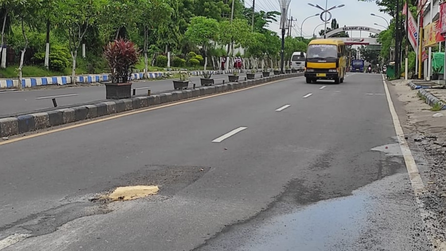 Bupati H. Slamet Junaidi Minta Pemerintah Pusat Perlebar Jalan Nasional Madura