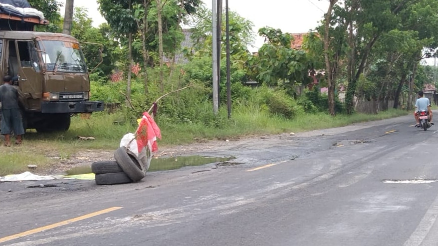 Jalan Rusak Berlubang, Warga Pasang Ban Bekas Cegah Laka Lantas