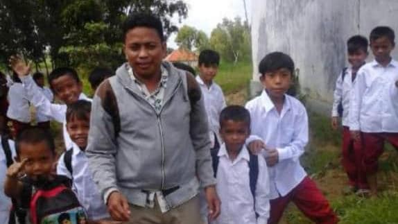 Kisah Eky Wahyudi, Guru Yang Ikhlas Mengajar Hingga Ke Polosok Desa