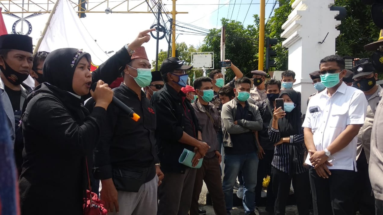 Aksi Tuntut Kejaksaan Negeri Sampang Diwarnai Kericuhan, Ini Sebabnya !