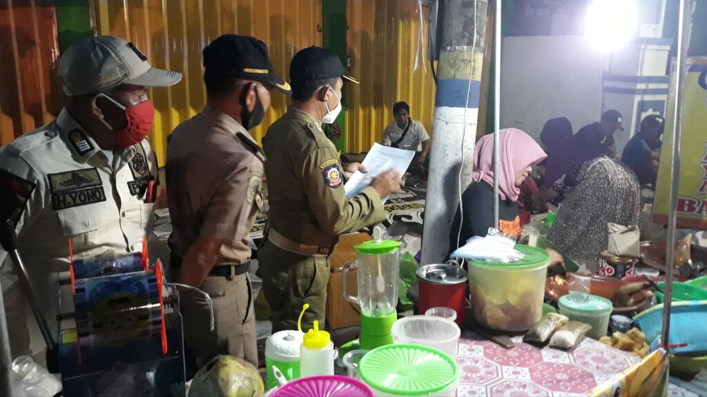 Sampang Tampak Kumuh, Satpol PP Gelar Patroli Malam Tertibkan PKL