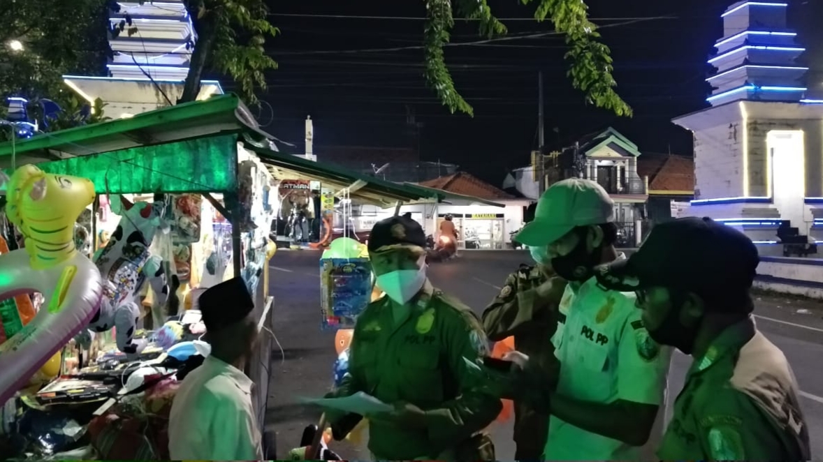 Sampang Tampak Kumuh, Satpol PP Gelar Patroli Malam Tertibkan PKL