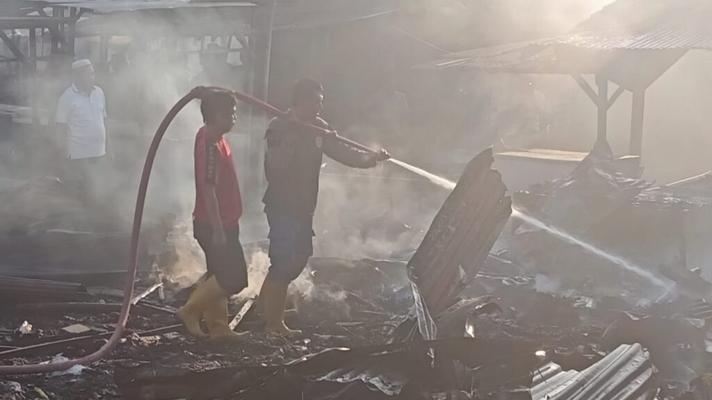 Kebakaran Pasar Omben Diduga Akibat Tumpukan Sampah