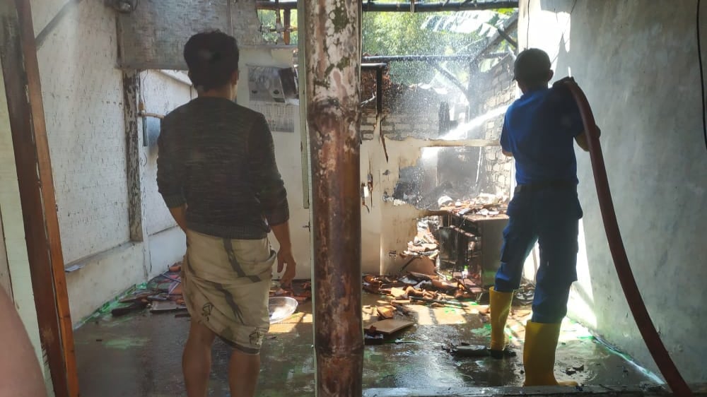 Akibat Arus Pendek Listrik, 1 Unit Rumah di Aeng Sareh Sampang Hangus Terbakar