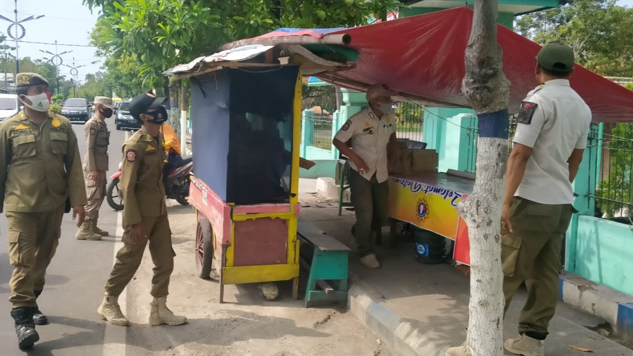Cipta Kondisi Ramadhan, Satpol PP Sampang Tertibkan Rombong dan Pedagang Nakal