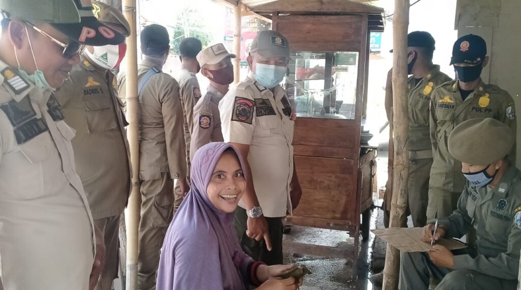 Cipta Kondisi Ramadhan, Satpol PP Sampang Tertibkan Rombong dan Pedagang Nakal