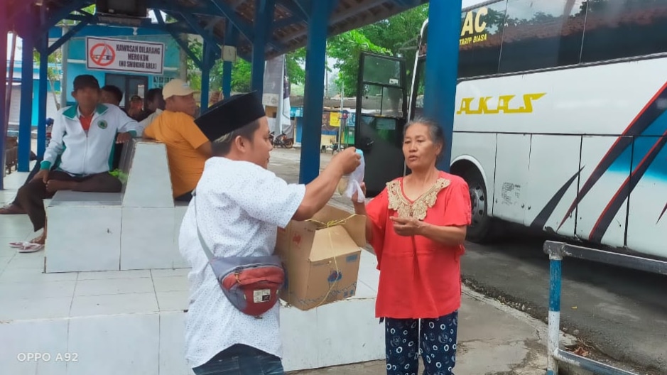 Peduli Sesama, Aliansi Jurnalis Sampang Berbagi Takjil Buka Puasa