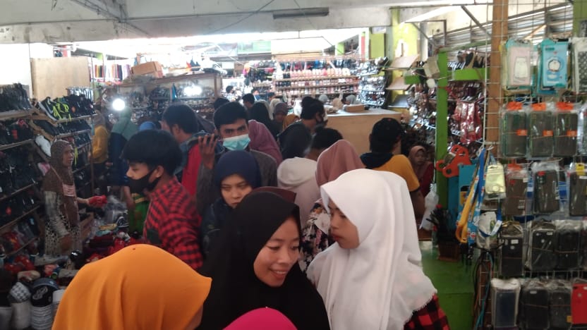 Jelang Hari Raya, Warga Mulai Padati Pasar Namun Banyak Abai Prokes Covid-19