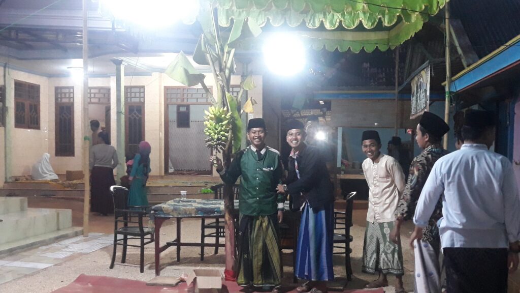 Unik ! Tradisi Tanam Pohon Pisang Saat Resepsi Pernikahan di Sampang Madura