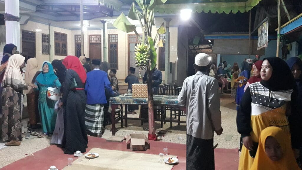 Unik ! Tradisi Tanam Pohon Pisang Saat Resepsi Pernikahan di Sampang Madura