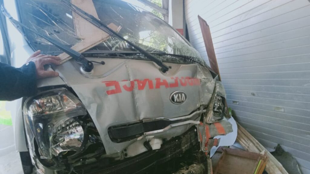 Sopir Mengantuk, Mobil Ambulance Tabrak Warung