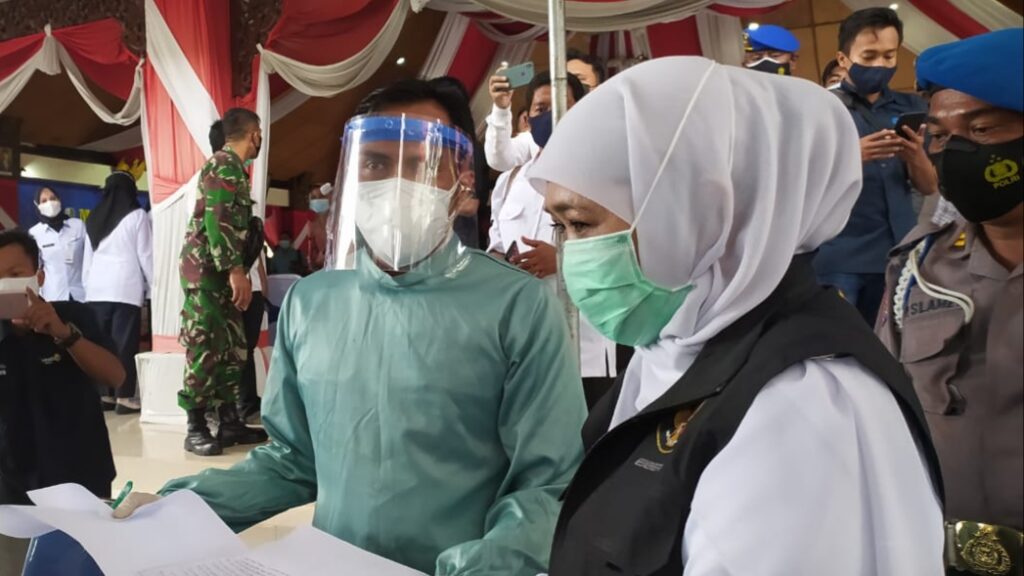 Pantau Vaksinasi di Sampang, Gubernur Jatim Minta Peran Serta Kades dan Ulama