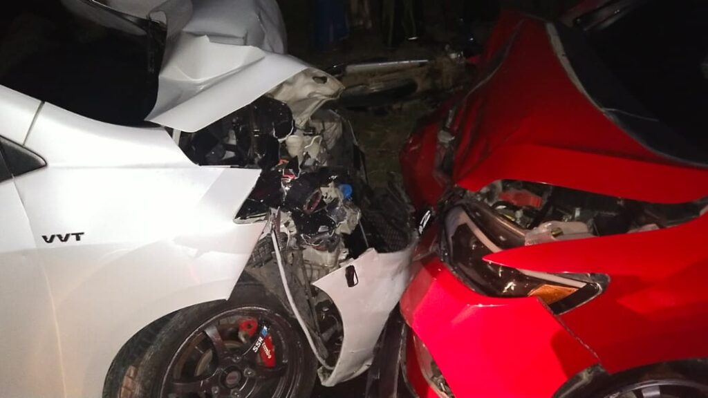 Akibat Kelalaian Pengemudi R2, Dua Mobil Adu Banteng di Sampang