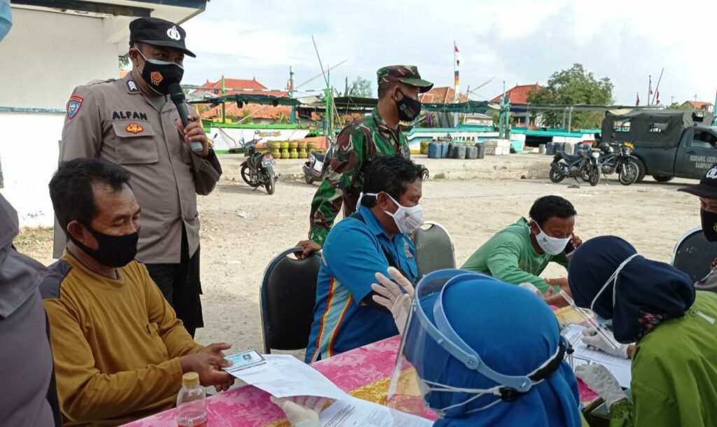 Disangka Swab, Penumpang Pelabuhan Tangklok Sampang, Banyak Yang Kabur di Vaksin