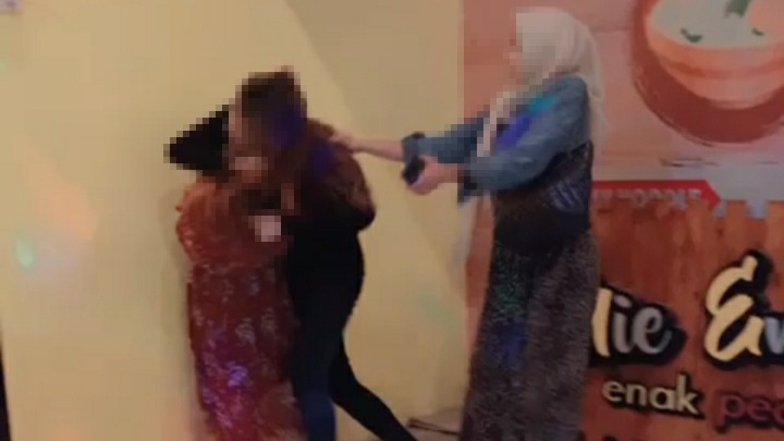 Viral di WhatsApp, Video Dua Wanita Sampang Berkelahi Diduga Sebab Persoalan Suami
