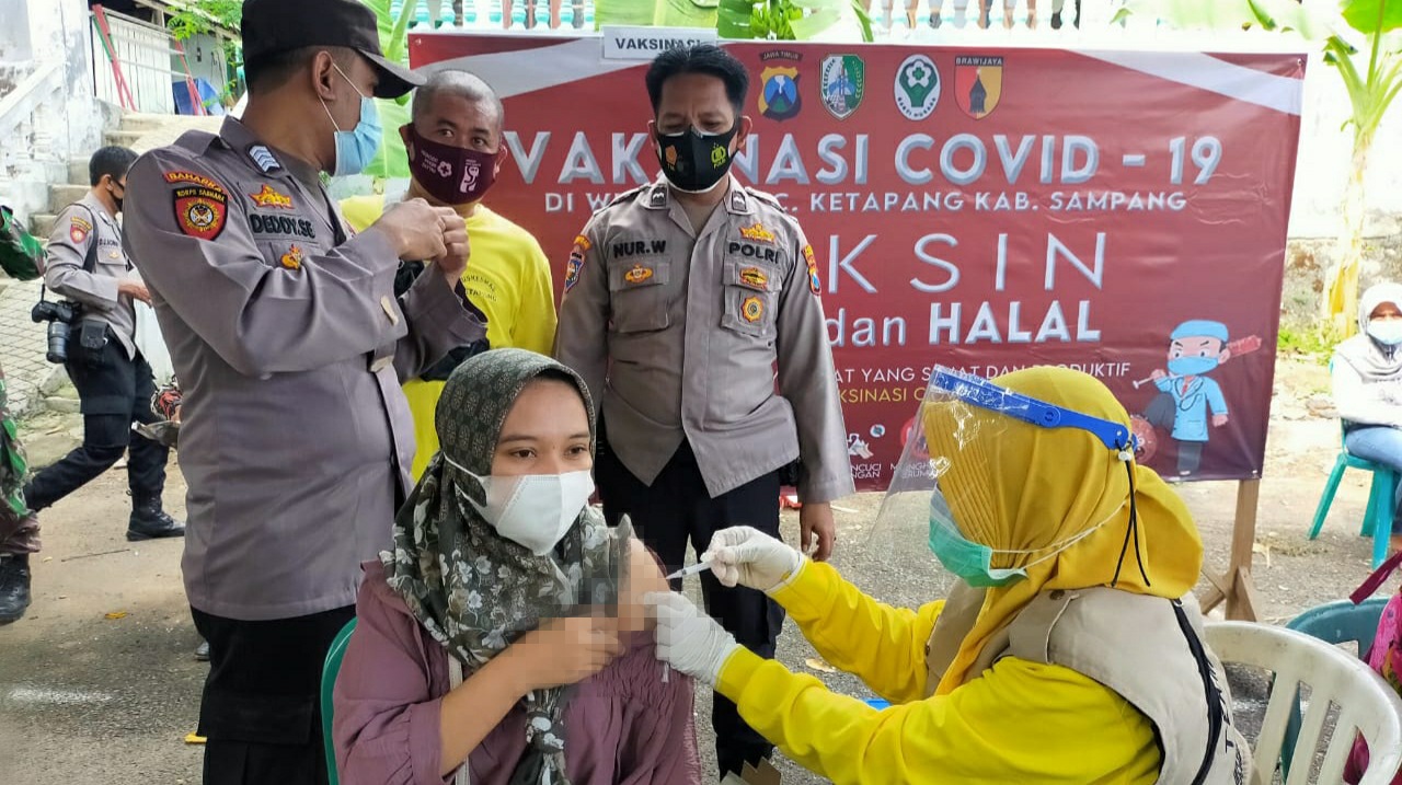 Polsek Ketapang Lakukan Penyekatan Swab Antigen dan Vaksinasi Massal