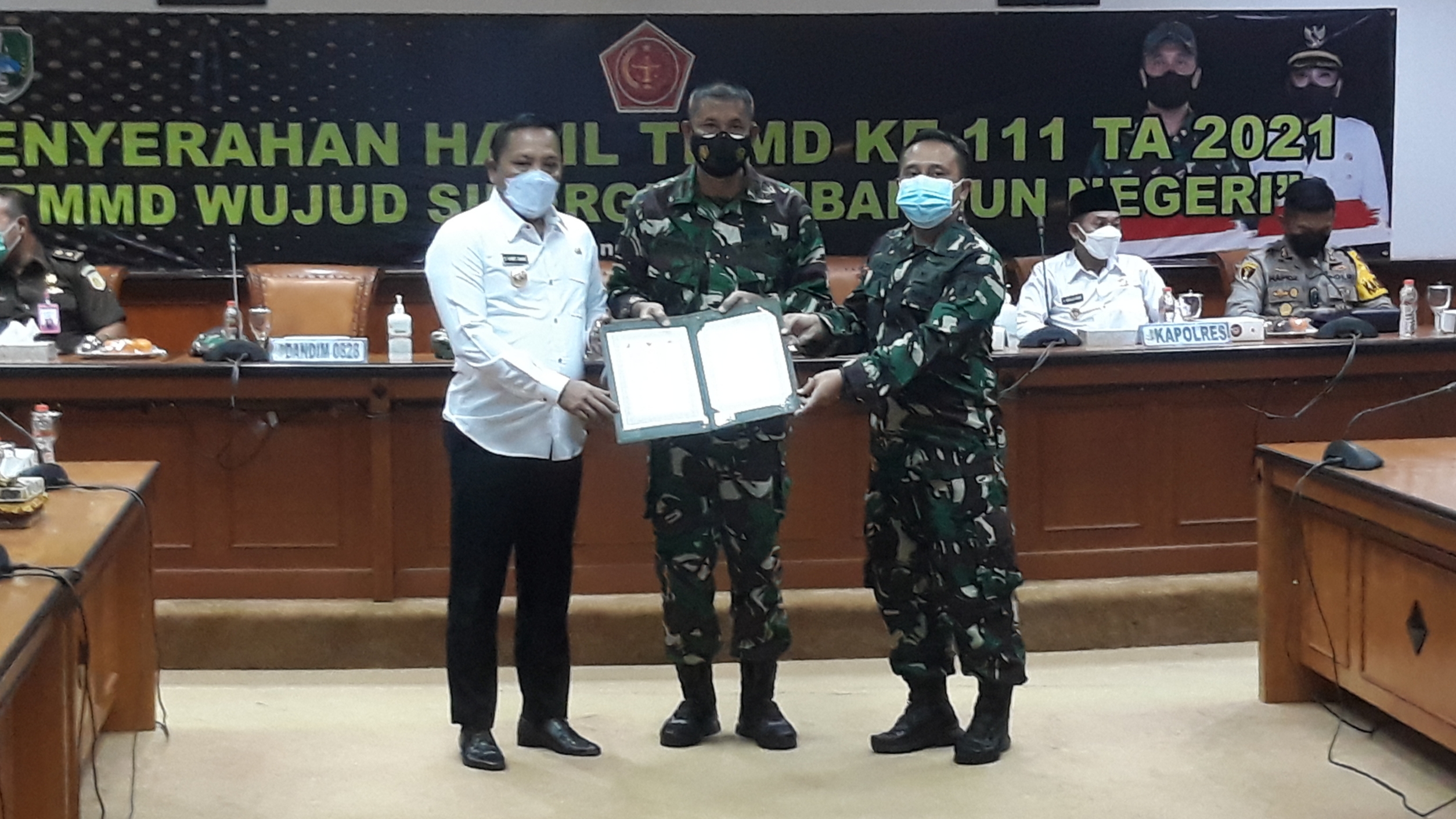 Penutupan dan Penyerahan Hasil Kegiatan TMMD ke 111 2021 Kodim 0828 Sampang Sukses Digelar