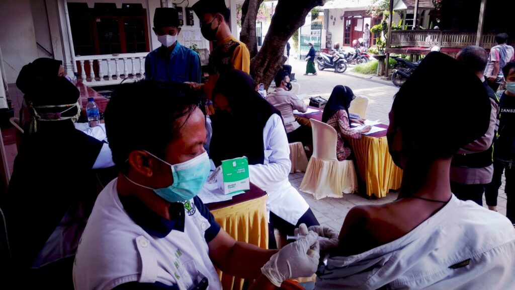 Ratusan Santri Pondok Pesantren Assirojiyyah Sampang Ikuti Vaksinasi Covid-19