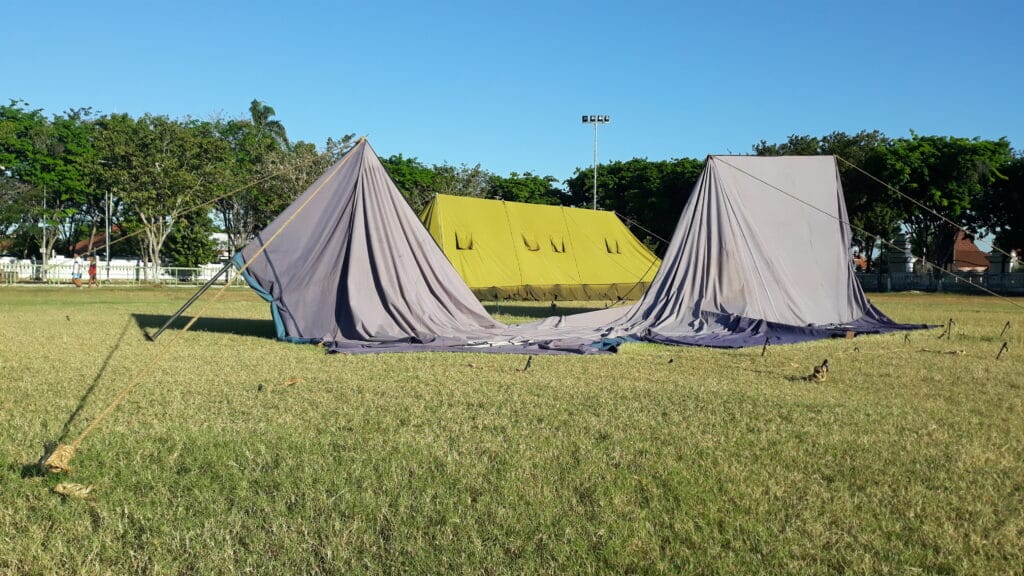 Tenda Rumah Sakit Lapangan Wijaya Kusuma Roboh ! Kenapa Dibiarkan ?
