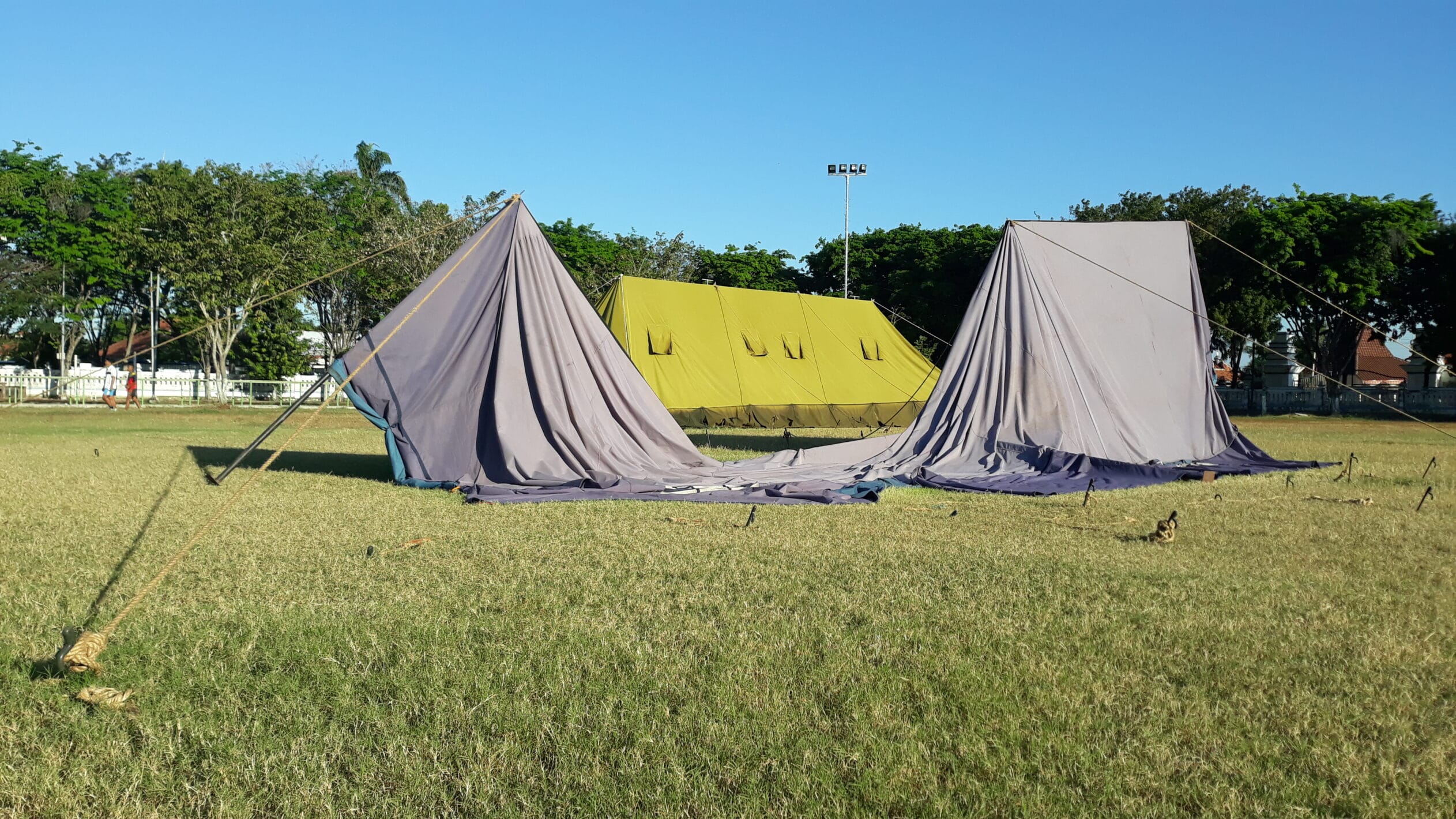 Tenda Rumah Sakit Lapangan Wijaya Kusuma Roboh ! Kenapa Dibiarkan ?