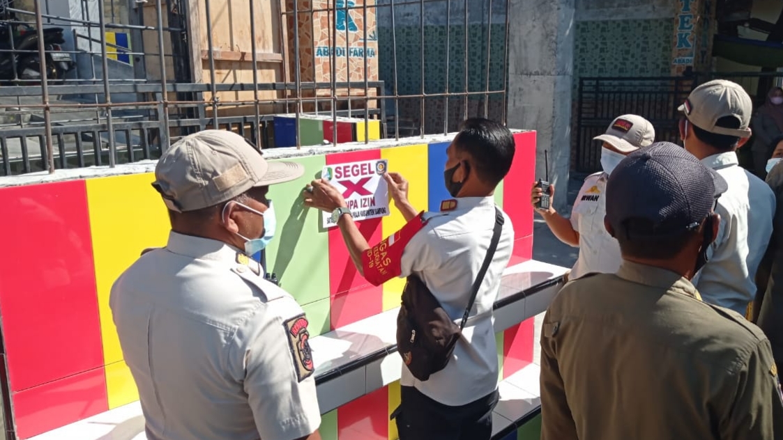 Diduga Tak Berizin, Satpol PP Sampang Segel Apotik Abadi Farma